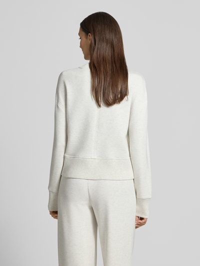 Frauenmodel trägt Cropped Sweatshirt mit Rundhalsausschnitt Modell 'philippe' von VARLEY aus Viskose-Mix mit Stretch-Anteil, Ganzkörperansicht Rückansicht.