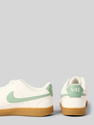 Produktfoto, Sneaker mit Logo und Gummisohle Modell 'Court Vision Low' von Nike für Herren in Weiß mit grünen Logo-Details, abgerundete-Spitze, Schnürung, Gummisohle, Absatzhöhe: 2 cm, Schafthöhe: 8 cm, Schaftweite: 6 cm