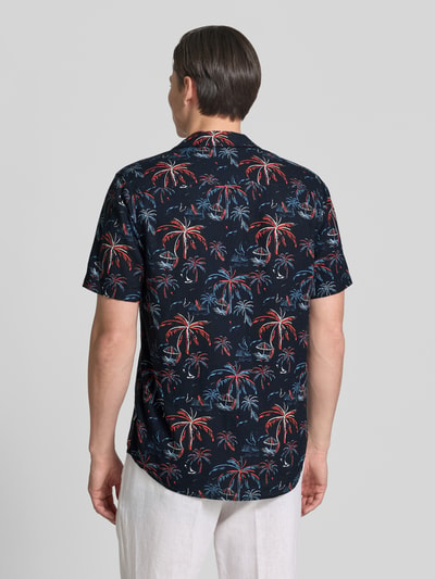 Männermodel trägt Regular Fit Freizeithemd aus Viskose-Leinen-Mix von Tom Tailor, Optik:Allover-Muster, Ganzkörperansicht Rückansicht.