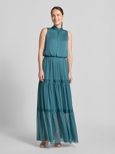 Frauenmodel trägt Abendkleid im Stufen-Look von SWING aus Chiffon und Satin in Türkis, taillierte Passform, Maxilänge, Ganzkörperansicht von vorne.