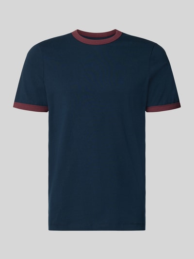 Produktfoto, Regular Fit T-Shirt aus reiner Baumwolle von MCNEAL in Dunkelblau mit kontrastivem Rundhalsausschnitt und Ärmelumschlägen.