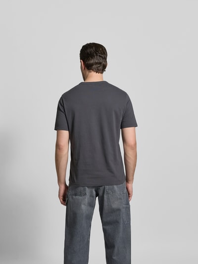 Męski model nosi Regular Fit T-Shirt aus reiner Baumwolle od Officine Générale, ciemnoszary, krój regular fit, okrągły dekolt, krótki rękaw, długość tyłu w rozmiarze M: 66 cm, widok całej sylwetki z tyłu.