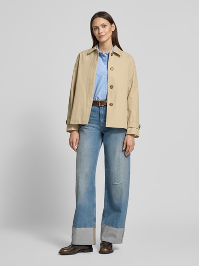 Frauenmodel trägt Relaxed Fit Hemdbluse aus reiner Baumwolle Modell 'Fionne' von OPUS PANTS, hellblau mit feiner Struktur, Hemdblusenkragen, durchgehende Knopfleiste, 3/4-Arm, Rückenlänge 70 cm, Ärmellänge 50 cm, Ganzkörperansicht von vorne.