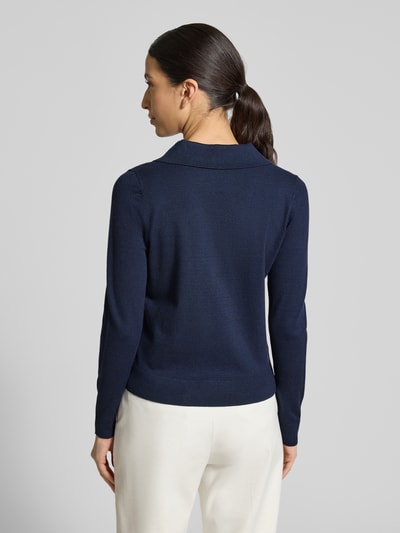 Vrouwenmodel draagt Regular Fit Longsleeve uit viscosemix met polokraag van Christian Berg Woman, donkerblauw, rugaanzicht, getailleerde pasvorm, gebreide look