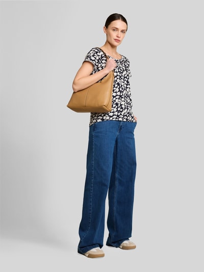 Frauenmodel trägt Relaxed Fit T-Shirt aus reiner Baumwolle von Tom Tailor mit Optik: Allover-Muster, Rundhals, Kurzarm, Rollsaum, Ganzkörperansicht von vorne.