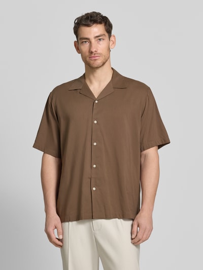 Männermodel trägt Relaxed Fit Freizeithemd aus Bio-Baumwoll-Modal-Mix Modell 'RELAXAIR' von SELECTED HOMME, Unifarben, Ganzkörperansicht von vorne.
