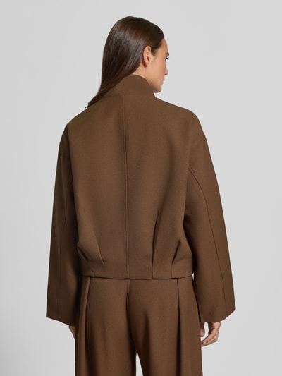 Kobieta prezentuje brązową Jacke mit Stehkragen Modell 'DATING' od SUNCOO PARIS, materiał z domieszką wiskozy, krój regular fit, szerokość w rozmiarze S: 42 cm, długość tyłu w rozmiarze S: 56 cm, szerokość klatki piersiowej w rozmiarze S: 61 cm, długość rękawa w rozmiarze S: 55 cm, gładka tkanina, matowa faktura, zdjęcie całej sylwetki z tyłu.