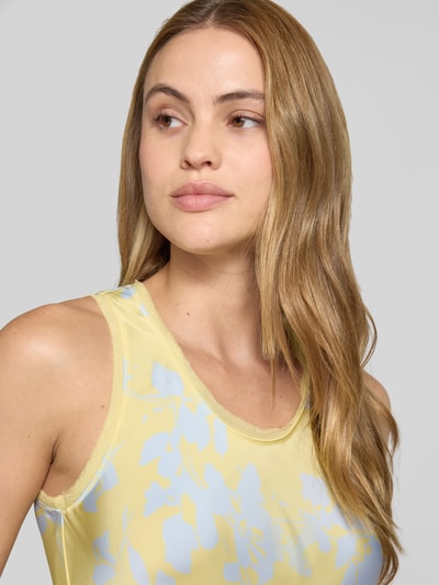 Frauenmodel trägt Fließendes Etuikleid aus Satin Modell 'SUB' von MAX&Co., Optik:Allover-Muster, Satin, gelb-blau, Nahaufnahme Oberkörper.