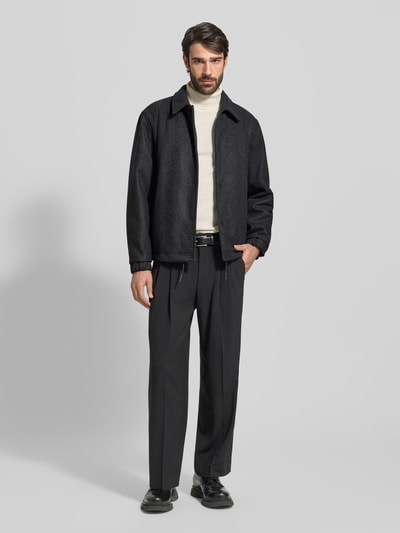 Männermodel trägt Regular Fit Kurzmantel aus Schurwoll-Mix Modell 'BAKS' von HUGO, Melange-Optik, Ganzkörperansicht von vorne.