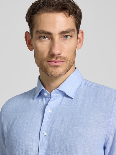 Mannelijk model draagt Slim Fit Business-Hemd aus Leinen mit Kentkragen van SEIDENSTICKER in lichtblauw, knoopsluiting, zuiver linnen, ruglengte 69 cm, schouderbreedte 43 cm, mouwlengte 64 cm, nahaufnahme bovenlichaam.