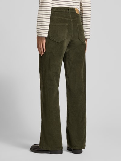 Frauenmodel trägt Wide Leg Hose aus Baumwoll-Mix Modell 'TESSA' von VERO MODA in Olivgrün mit gerader Passform, Damen Weite Hose, Ganzkörperansicht Rückansicht.