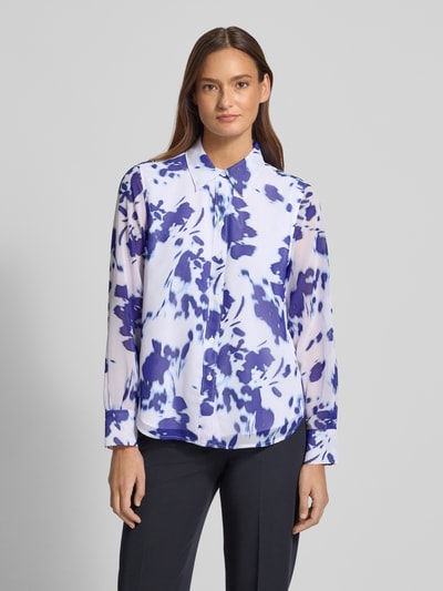 Vrouwenmodel draagt Regular Fit Hemdbluse in semitransparentem Design van Calvin Klein Womenswear, Chiffon, regular fit, semi-transparant, overhemdkraag, met lange mouwen, knoopsluiting, sportmanchet, ruglengte maat S 62 cm, mouwlengte maat S 60 cm, wit met paarse vlekken, voorkant zicht, close-up bovenlichaam.