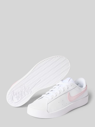 Produktfoto, Sneaker mit Logo-Detail von Nike, Damen Sneaker von Nike, Weiß mit rosa Akzent, glatte Oberfläche, schlichte Linien, strukturierte Sohle