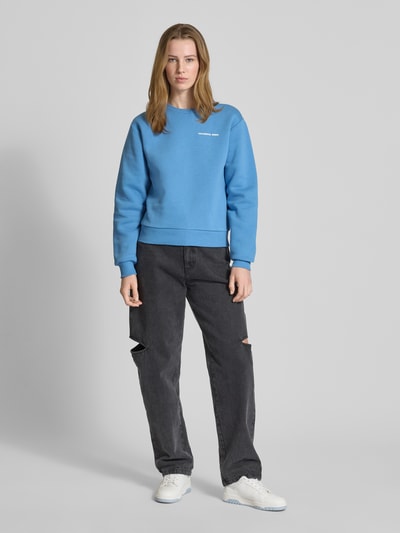 Colourful Rebel Relaxed Fit Sweatshirt mit Rundhalsausschnitt Rauchblau 1