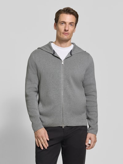 Männermodel trägt Regular Fit Pullover aus reiner Baumwolle von Marc O'Polo in Hellgrau, glatte Textur, Ganzkörperansicht von vorne.