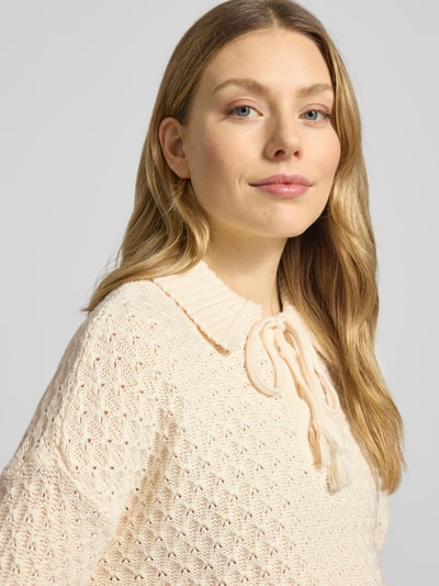Frauenmodel trägt Strickpullover mit Umlegekragen von Jake*s Casual aus Reine Baumwolle, Muschelsaum, Schnürung, Nahaufnahme Oberkörper.