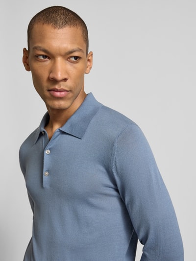 Männermodel trägt Slim Fit Poloshirt aus reiner Wolle Modell 'Eross' von Tiger Of Sweden, Strick-Optik, hellblau, Nahaufnahme Oberkörper