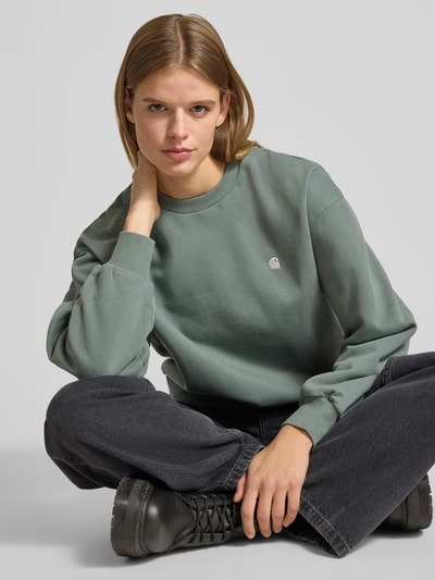 Frauenmodel trägt Sweatshirt mit Label-Stitching Modell 'CASEY' von Carhartt Work In Progress, Reine Baumwolle, Relaxed-Fit, Rundhalsausschnitt, Ganzkörperansicht von vorne.