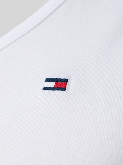 Produktfoto, Tank Top aus reiner Baumwolle im 3er-Pack von Tommy Hilfiger in Weiß, feine Rippstruktur, Logo-Detail, Nahaufnahme Oberkörper