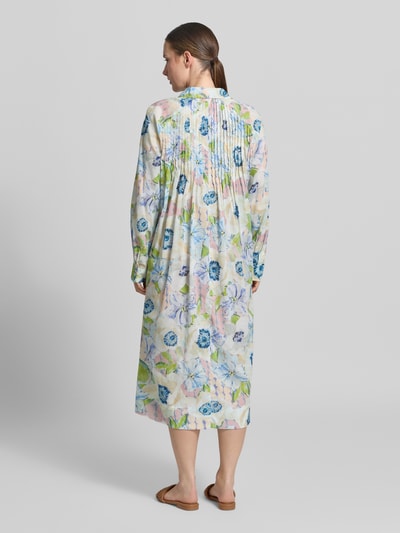 Frauenmodel trägt Relaxed Fit Midikleid aus reiner Baumwolle von Christian Berg Woman mit floralem Allover-Print in Pastellfarben, Ganzkörperansicht Rückansicht.
