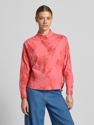 Frauenmodel trägt Regular Fit Bluse mit Stitchings Modell 'LUCY' von 0039 Italy, Reine Baumwolle, Hemdblusenkragen, Ganzkörperansicht von vorne.