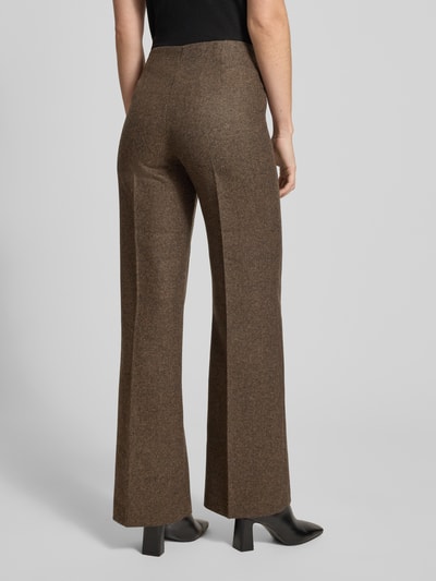 Frauenmodel trägt Straight Fit Stoffhose aus Woll-Mix Modell 'Piper' von Mango, braun meliert, mit Bügelfalte, elastischer Bund, Ganzkörperansicht Rückansicht. Damen Stoffhose, Bundweite bei Größe 36: 35 cm, Innenbeinlänge: 83 cm.