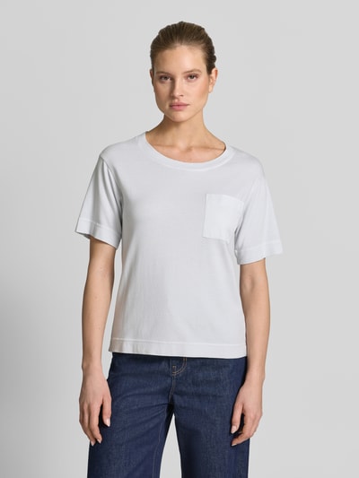 Kobiece modelka nosi damski t-shirt Comfort Fit T-Shirt aus reiner Baumwolle od Marc O'Polo, efekt: jednolity kolor, krój comfort fit, nadruk z logo, okrągły dekolt, krótki rękaw, prążkowane wykończenie, brustasza, drobny splot, materiał: bawełna; pełny widok z przodu