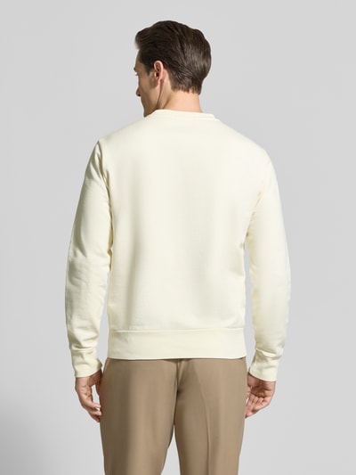 Männermodel trägt Relaxed Fit Sweatshirt aus reiner Baumwolle von Polo Ralph Lauren, unifarben, gerippte Abschlüsse, Ganzkörperansicht Rückansicht.