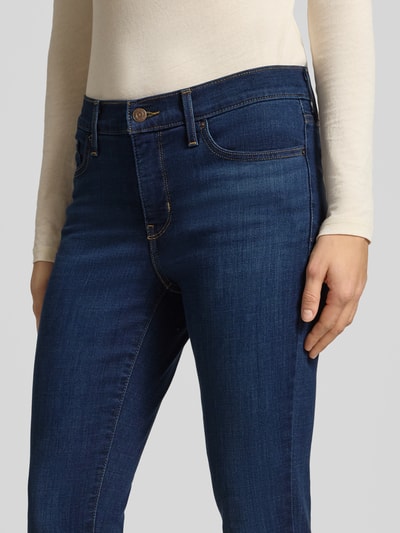 Frauenmodel trägt Skinny Fit Jeans im 5-Pocket-Design Modell 'SHAPING SKINNY' von Levi's®, Baumwoll-Mix, Nahaufnahme Oberkörper.