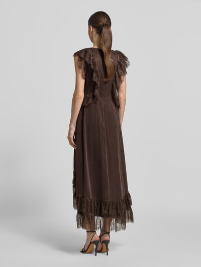 Frauenmodel trägt Midikleid in asymmetrischer Form mit Spitzenbesatz von Copenhagen Muse, braun, Material-Mix mit Viskose, Ganzkörperansicht Rückansicht.