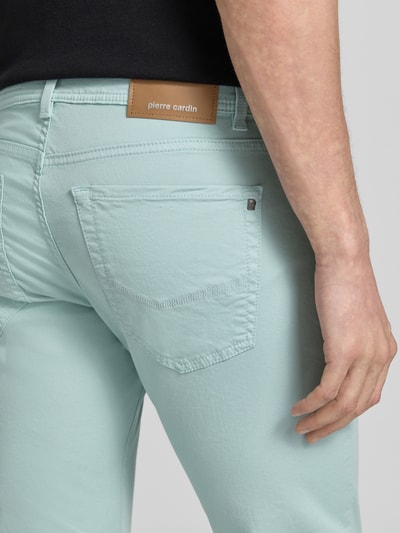 Männermodel trägt Jeans mit Label-Detail Modell 'Lyon' von Pierre Cardin in Mintgrün, Baumwoll-Mix, Slim Fit, Nahaufnahme Rückansicht.