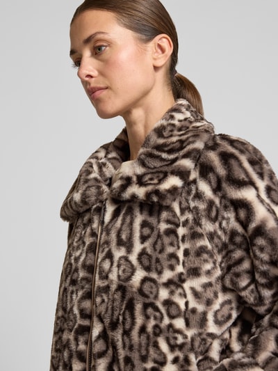 Frauenmodel trägt Jacke aus Kunstfell mit Zweiwege-Reißverschluss von Amber & June im Allover-Look, Beige-Braun, Nahaufnahme Oberkörper. Rückenlänge 55 cm, Schulterbreite 44 cm, Brustweite 57 cm, Ärmellänge 46 cm, Regular Fit, Kapuze mit Tunnelzug.