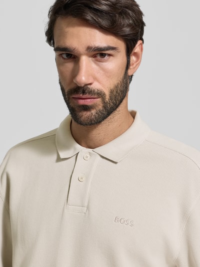 Mężczyzna model nosi Regular Fit Koszulka polo z mieszanki bawełny Model 'PETEMPESTOLONG' od BOSS, efekt: jednolity kolor, wyhaftowane logo, kołnierzyk koszulowy, zapięcie na 2 guziki, długi rękaw, wykończenie: pika, prążkowanie, mieszanka bawełny, zbliżenie na górną część ciała.