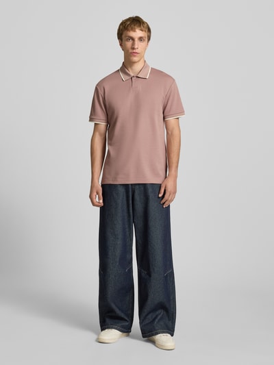 Männermodel trägt Regular Fit Poloshirt aus Baumwoll-Mix Modell 'TOMON' von Only & Sons, Optik: Unifarben, Ganzkörperansicht von vorne.