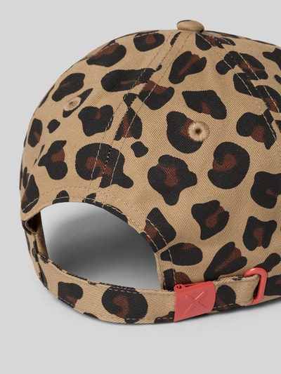 Productfoto, Base Cap met all-over logoprint model 'Kobe' van Unio, puur katoen, motiefstitching, beige met zwarte en bruine vlekken, detailopname