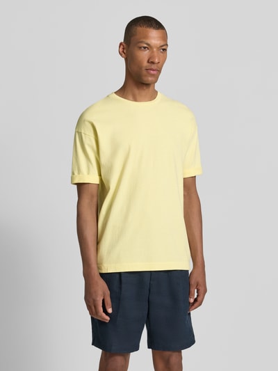 Männermodel trägt T-Shirt mit Ärmelaufschlag und Rundhalsausschnitt von Drykorn aus Reine Baumwolle, Regular-Fit, Vorderansicht, Rückenlänge bei Größe M 70 cm.
