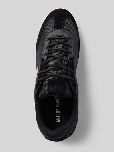 Produktfoto, sneakersy z aplikacją z marką model 'WALSH' od Antony Morato, czarny kolor, zaokrąglony kształt, fakturowana podeszwa, wiązanie, wysokość obcasa w rozmiarze 44: 2 cm, wysokość cholewki w rozmiarze 44: 9 cm, szerokość w rozmiarze 44: 7 cm