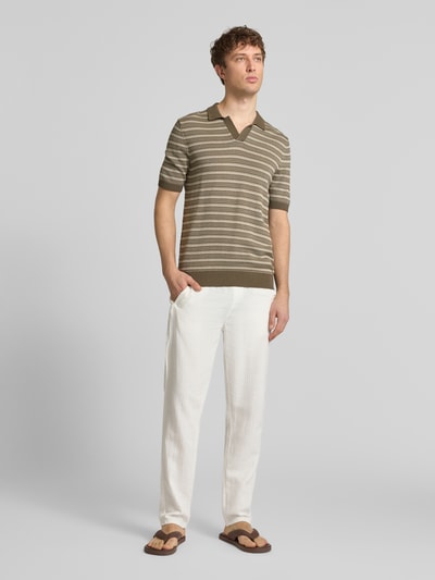 Männermodel trägt Regular Fit Poloshirt aus reiner Bio-Baumwolle Modell 'TILO' von Only & Sons, Optik:Allover-Muster, Strick, Ganzkörperansicht von vorne.