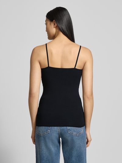 Kobiece model prezentuje Unterhemd mit Spaghettiträgern von Schiesser z mieszanki bawełny i elastanu, krój slim fit, okrągły dekolt, cienkie ramiączka, widok z tyłu cała sylwetka.