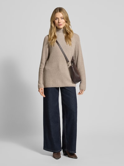 Frauenmodel trägt Turtleneck-Pullover mit Woll-Anteil von Smith & Soul im Material-Mix, lockerer Schnitt, beige, Ganzkörperansicht von vorne.