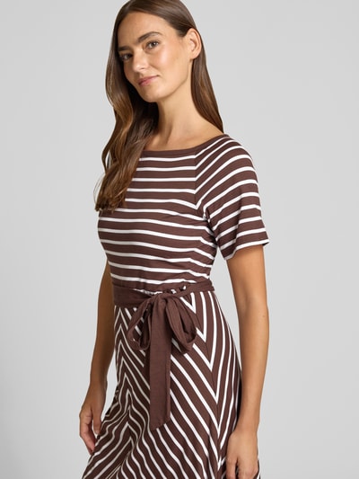 Frauenmodel trägt Midikleid mit U-Boot-Ausschnitt und Bindegürtel von More & More, braun-weiß gestreift, Baumwoll-Modal-Mix, Taillierter Schnitt, Nahaufnahme Oberkörper.