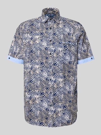 Produktfoto, Modern Fit Freizeithemd mit Kentkragen von Christian Berg Men, granatowo-beżowy wzór liści, czysta bawełna, krój modern fit, kołnierz kent, zapięcie na guziki, kieszonka na piersi, długość pleców w rozmiarze M: 79 cm, szerokość w rozmiarze M: 49 cm, długość rękawa w rozmiarze M: 27 cm
