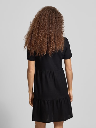 Vrouwenmodel draagt A-lijn vrijetijdsjurk van viscose-linnen-mix model 'TIRI-GOA' van Only, look: effen, minilengte, korte mouw, gevlamd garen, Ganzkörperansicht Rückansicht.