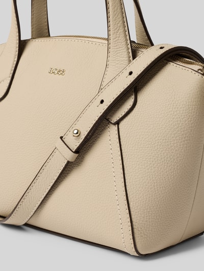Produktfoto, Henkeltasche aus echtem Leder Modell 'LENAH' von BOSS, skóra bydlęca, skóra gładka, imitacja skóry, uchwyt, pasek na ramię, zamek błyskawiczny, główna przegroda, przegródka zapinana na zamek błyskawiczny, aplikacja z marką, materiał naturalna skóra, beżowy, gładka tekstura