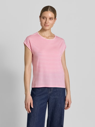 Frauenmodel trägt Relaxed Fit T-Shirt aus Lyocell-Mix Modell 'AVA' von Vero Moda, rosa-weiß gestreift, Rundhals, Allover-Muster, Ganzkörperansicht von vorne.