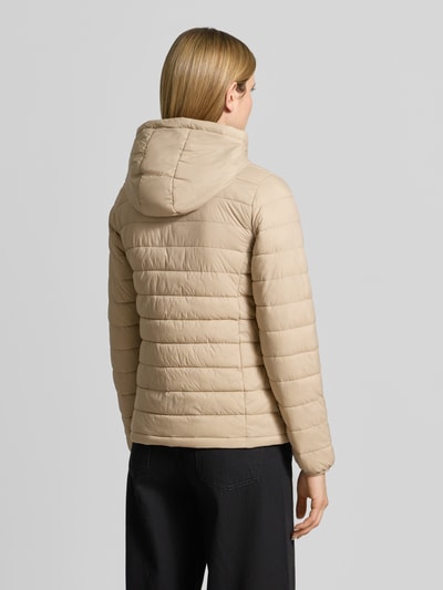 Vrouwenmodel draagt gewatteerd jack met capuchon model 'THELMA' van CARS JEANS in beige, regular fit, steekzakken, ritssluiting, ruglengte maat S 61 cm, schouderbreedte 39 cm, borstwijdte 50 cm, mouwlengte 62 cm, geheel achteraanzicht