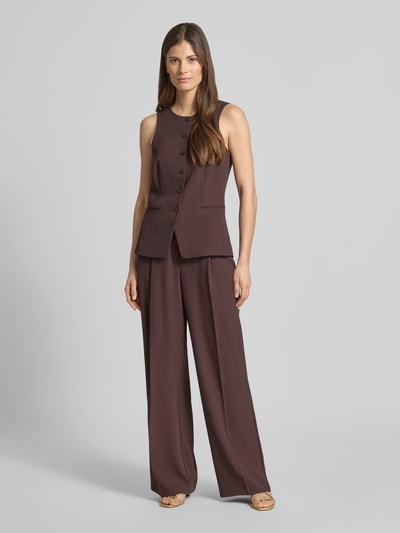 Frauenmodel trägt Weste mit Rundhalsausschnitt und Paspeltaschen von V by Vera Mont in Dunkelbraun, Material-Mix mit Regular Fit, Ganzkörperansicht von vorne.