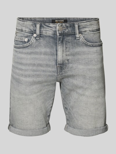 Produktfoto, Regular Fit Jeansshorts aus Baumwoll-Mix Modell 'PLY MGD 8774' von Only & Sons in grauer Denim-Optik mit Label-Patch, Gürtelschlaufen, Knopf und verdecktem Reißverschluss, 5-Pocket-Design, strukturierte Twill-Materialverarbeitung.