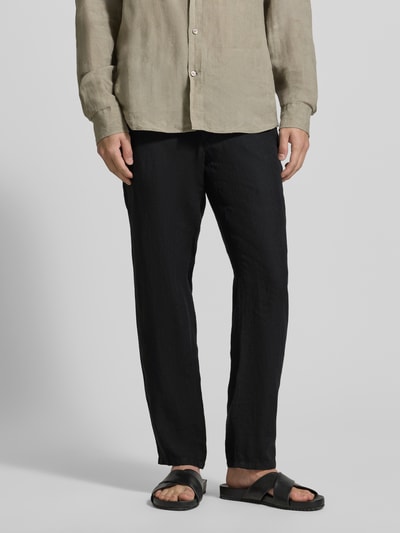 Männermodel trägt Straight Fit Leinenhose mit Tunnelzug von Brax, unifarben, reines Leinen, lockerer Schnitt, Ganzkörperansicht von vorne