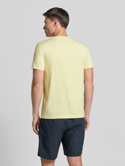 Männermodel trägt T-Shirt mit Rundhalsausschnitt und Logo-Stitching von Lerros in Gelb, reine Baumwolle, Regular-Fit, Rückenlänge 77 cm, Ganzkörperansicht Rückansicht.